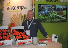 Hans van den Goor van Plantenkwekerij de Kemp bij de prachtige Sweet Kiss aardbeien.